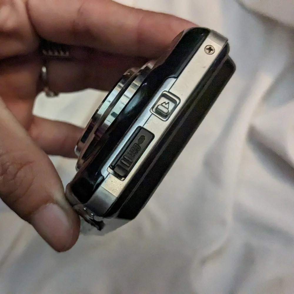 Digital camera - Picture 2 of 6